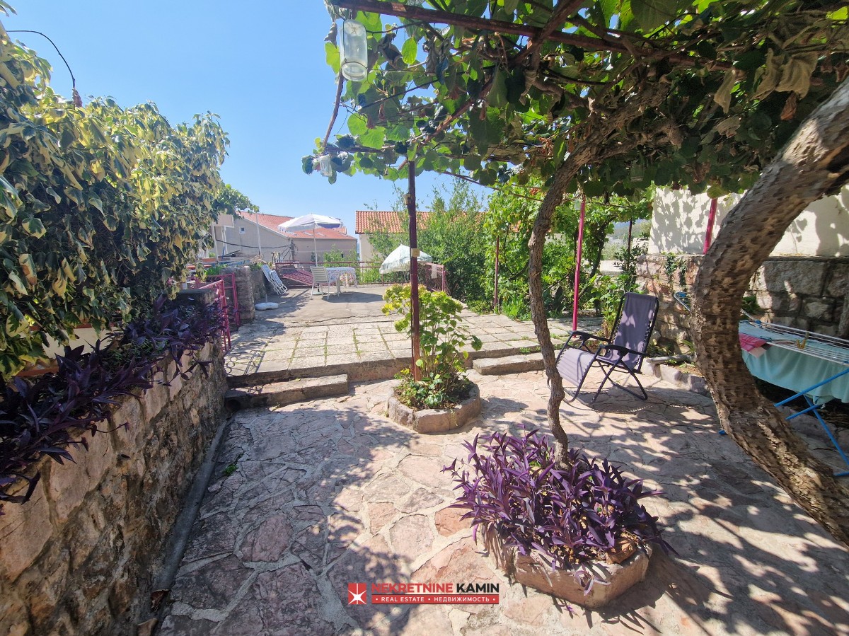 Old Stone House with Yard and Terrace, Podličak above the Maestral Hotel, Budva